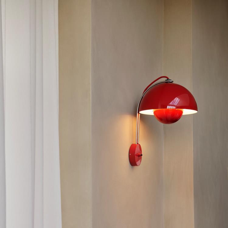 Metalowa lampa ścienna z przełącznikiem i kablem H35.5cm FLOWERPOT VP8 Cynobrowy czerwony
