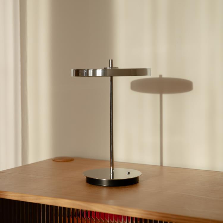 Bezprzewodowa lampa stołowa LED ze ściemniaczem i wtyczką USB Stal/PMMA Wys.30,6cm ASTERIA MOVE stal sczotkowana