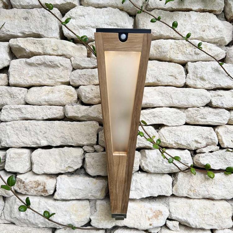 Zewnętrzna latarka LED z uchwytem ściennym z możliwością ładowania i drewnem solarnym H52cm TINKA TECKA tek naturalny
