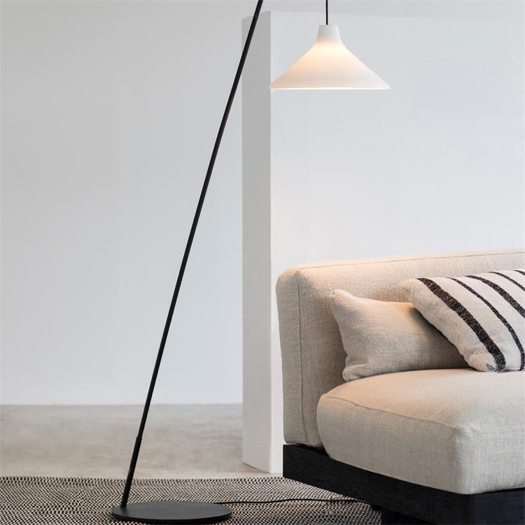 Stalowa lampa podłogowa H196cm SEAM Bialy