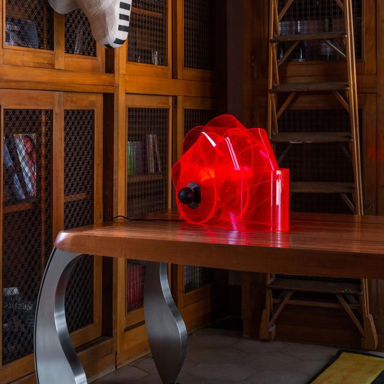 Lampa stołowa z metakrylanu H38cm GHERPE rouge fluo