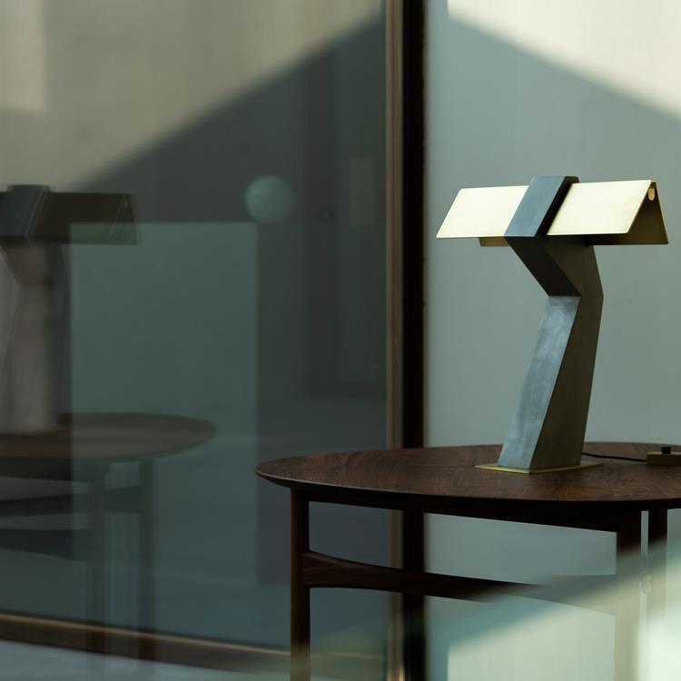 Ściemnialna lampa stołowa z włącznikiem H45cm TAU Zloty