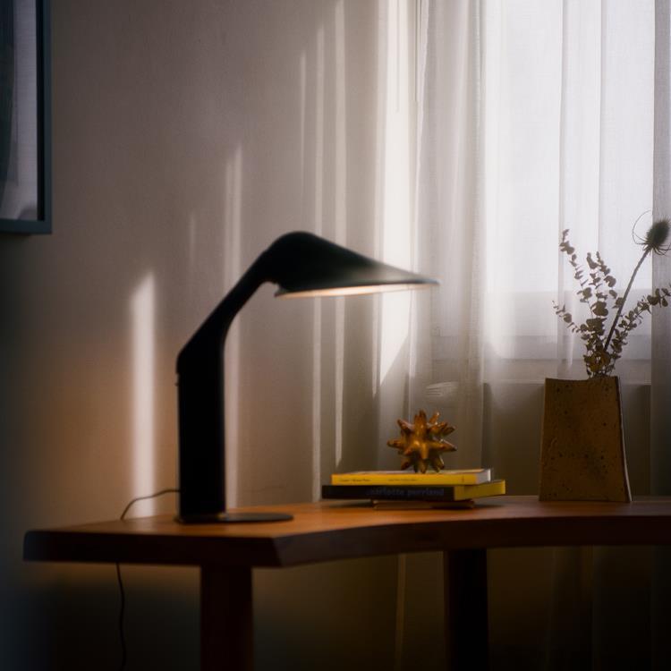 Stalowa lampa stołowa z włącznikiem i zintegrowanym ściemniaczem H42cm NIWAKI Czarny