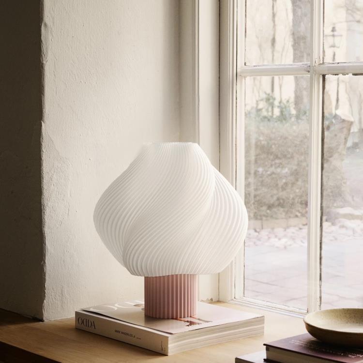 Plastikowa lampa stołowa z recyklingu H34cm SOFT SERVE GRANDE Dzika truskawka