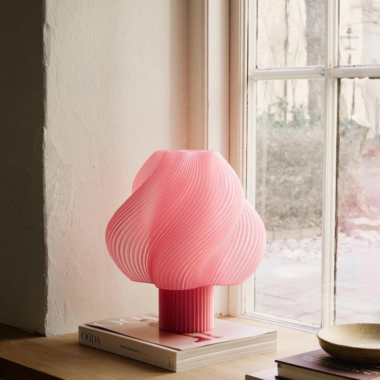 Plastikowa lampa stołowa z recyklingu H34cm SOFT SERVE GRANDE Sorbet brzoskwiniowy