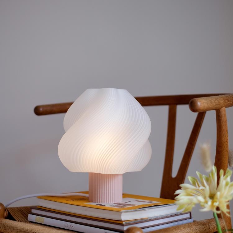 Plastikowa lampa stołowa z recyklingu H26cm SOFT SERVE REGULAR Dzika truskawka