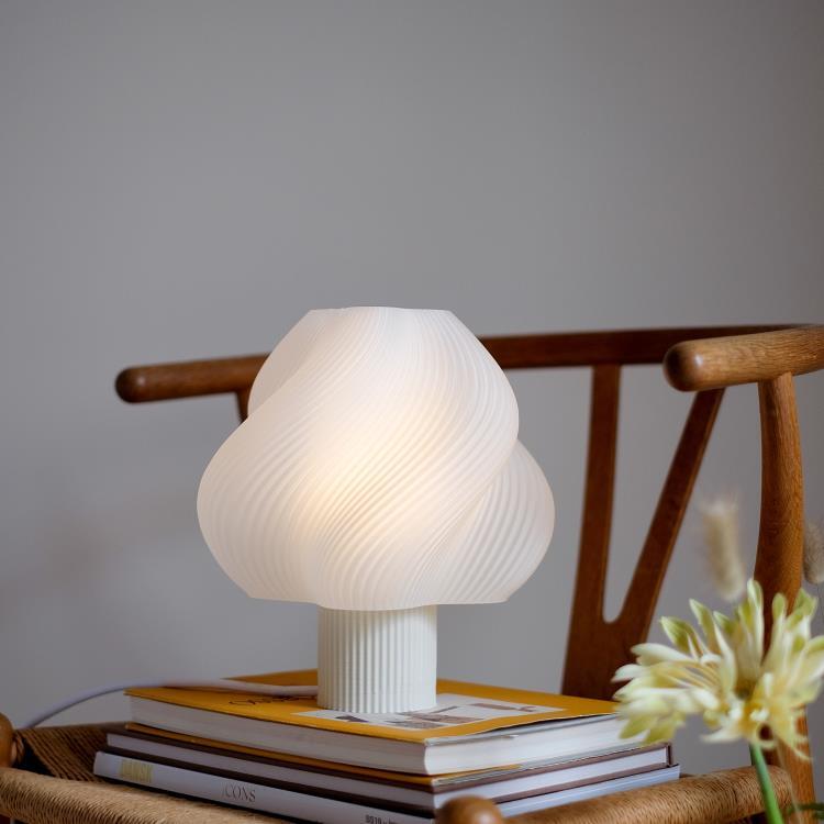 Plastikowa lampa stołowa z recyklingu H26cm SOFT SERVE REGULAR Wanilia Gouse