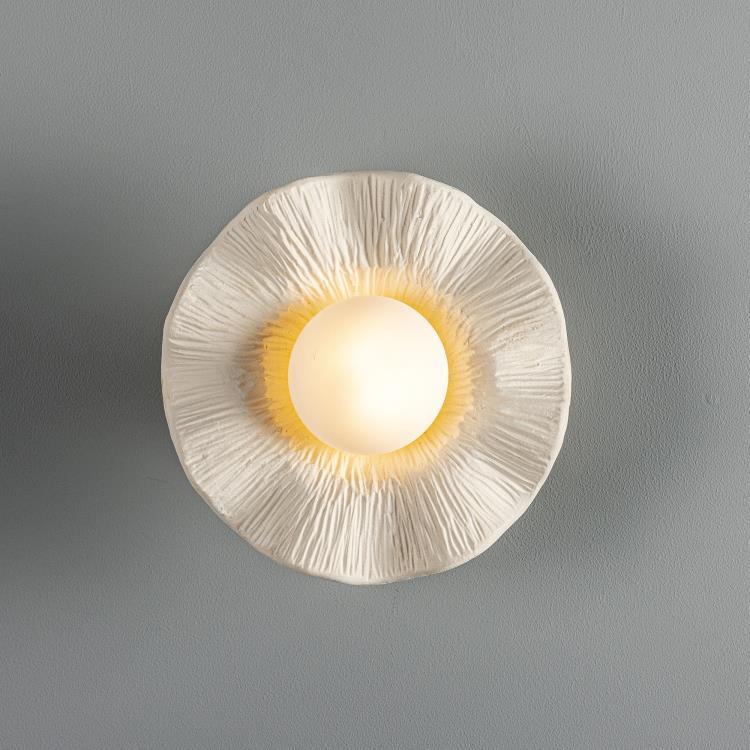 Ceramiczna lampa ścienna Ø21cm RIVALE Matowa biel w paski / polerowany mosiądz / szkło opalowe