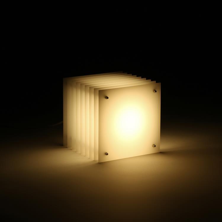 Akrylowa lampa stołowa LED H18cm LOP SMALL SQUARE mleczny
