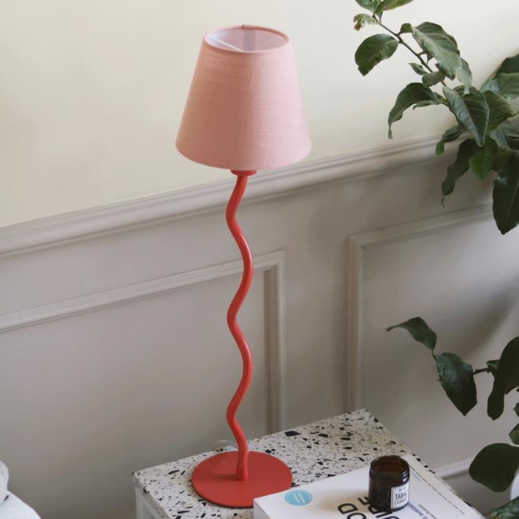 Metalowa/tekstylna lampa stołowa H63.50cm TWIST 50 Rózowy