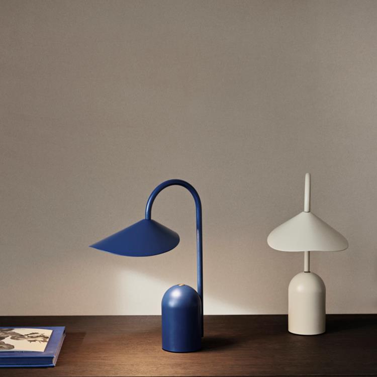 Metalowa lampa stołowa LED ze zintegrowanym ściemniaczem H30cm ARUM PORTABLE niebieski blyszczacy