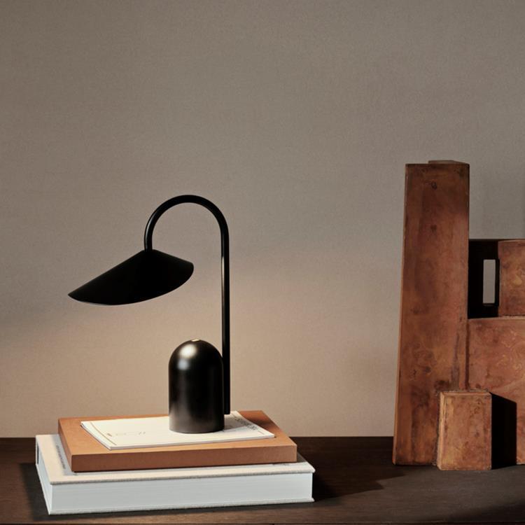 Metalowa lampa stołowa LED ze zintegrowanym ściemniaczem H30cm ARUM PORTABLE Czarny