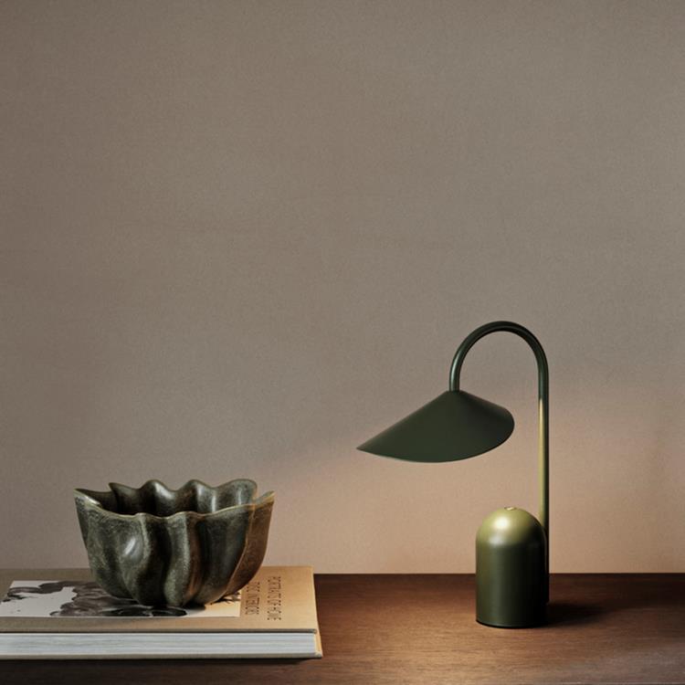 Metalowa lampa stołowa LED ze zintegrowanym ściemniaczem H30cm ARUM PORTABLE zielony trawiasty