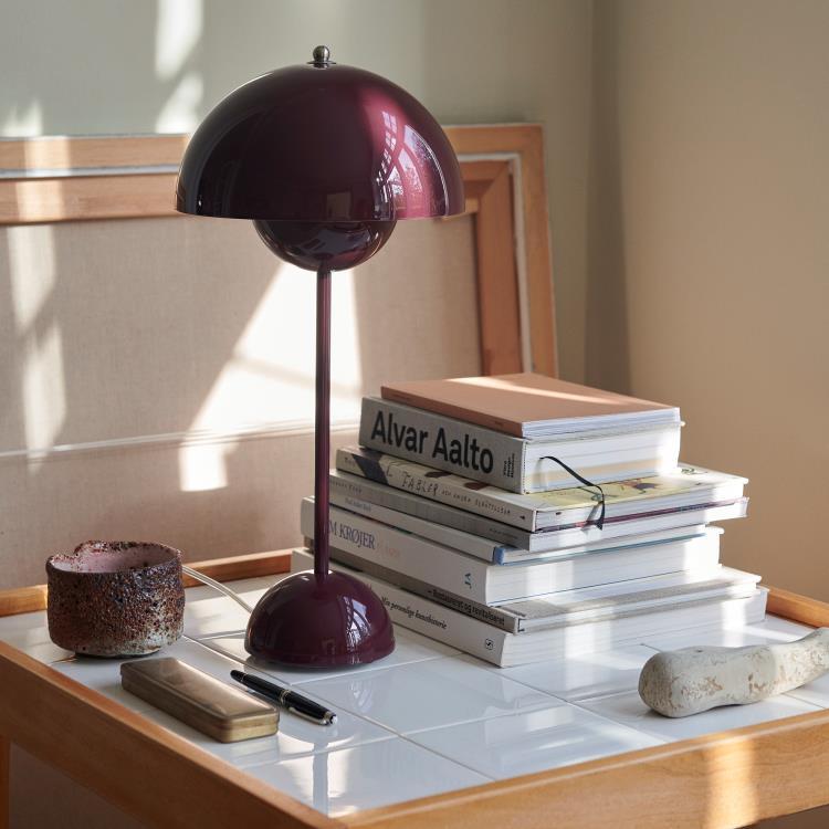 Metalowa lampa stołowa H50cm FLOWERPOT VP3 ciemna śliwka
